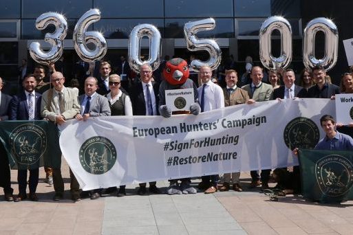 Über 360.000 Unterschriften übergab der Europäische Verband für Jagd und Naturschutz (FACE) an den EU-Umweltkommissar Virginijus Sinkevičius. (Foto: FACE)