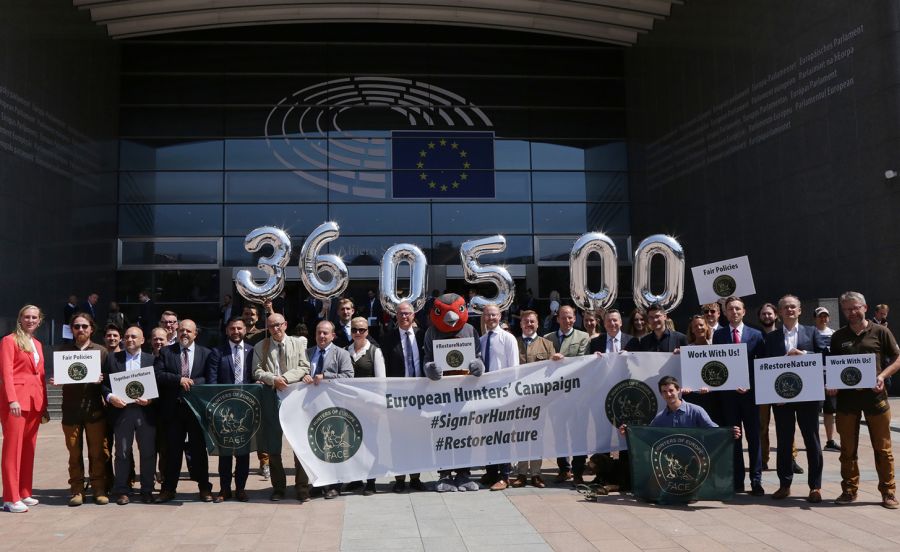 Über 360.000 Unterschriften übergab der Europäische Verband für Jagd und Naturschutz (FACE) an den EU-Umweltkommissar Virginijus Sinkevičius. (Foto: FACE)