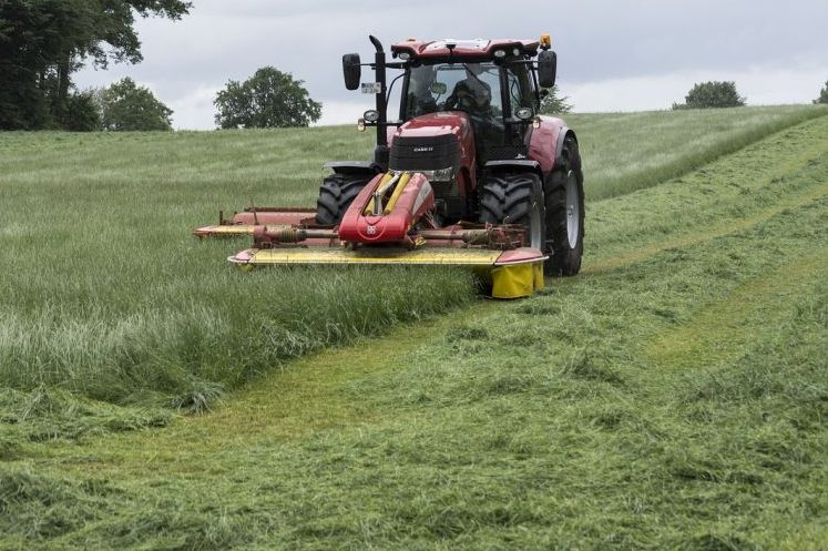 Ein Landwirt beim Mähen einer Grünfläche. (Symbolbild: Sabine van Erp)
