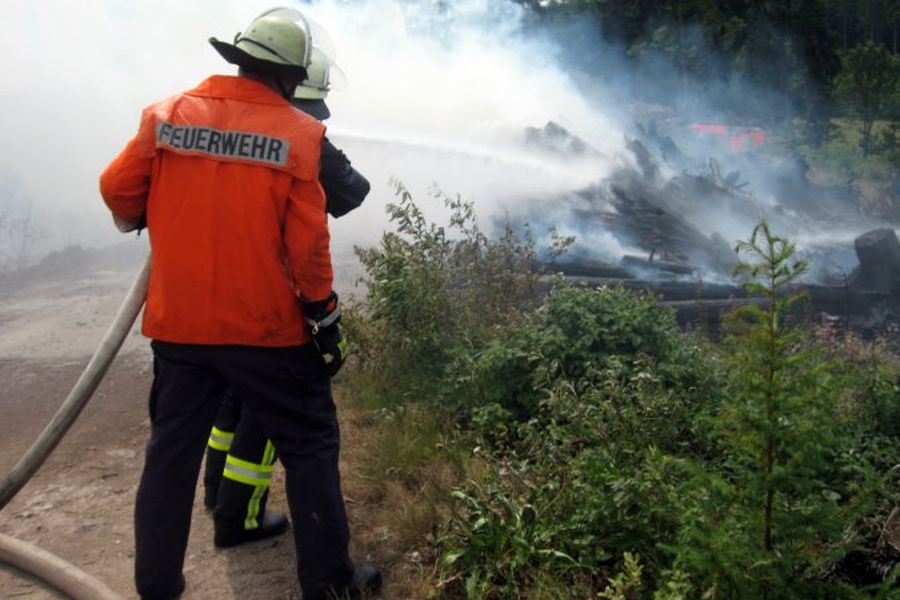 Feuerwehr bei der Waldbrandbekämpfung. (Foto: Wald und Holz NRW / M. Teuber)