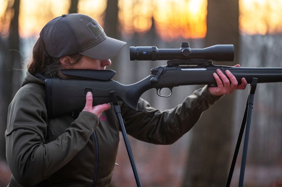 Ein führiges Universalgewehr mit robustem, dynamischem Schaft: Die Summe aus Geradezug-System, Kickdown-Handspanner und vielseitig anpassbarem Schaft macht das Gewehr zu einem sicheren Allrounder made in Suhl, Germany. (Foto: C.G. Haenel)