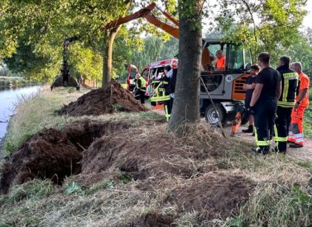 Mit Hilfe eines Minibaggers schafften es die Feuerwehrleute den kleinen Hund aus dem Nutriabau zu befreien. (Foto: Freiwillige Feuerwehr der Stadt Goch)