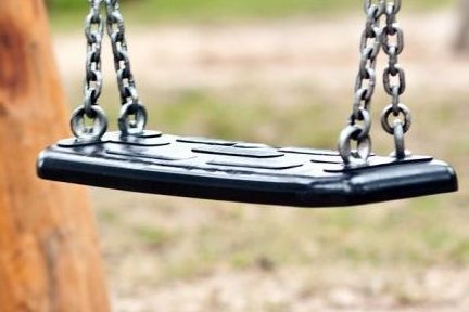 Totes Reh auf Spielplatz gefunden