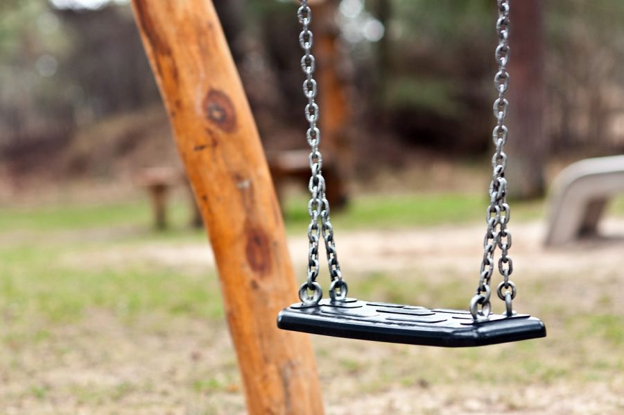 Schaukel auf einem Spielplatz. (Symbolbild: André Rau auf Pixabay)