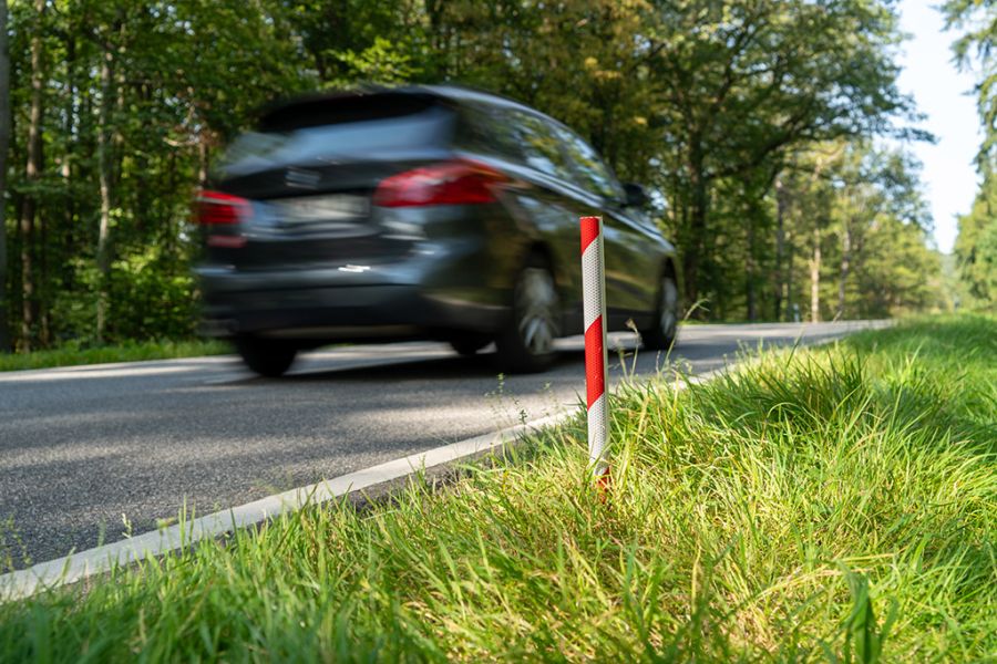 Weiterentwickeltes Wildunfallzeichen 2.0: Längere Bauform (50 cm), reflektierende Folie aus dem LKW- und Feuerwehrbereich und ein Richtungspfeil auf der Stirnseite sorgen dafür, dass nach einem Unfall verletzte Wildtiere nun noch schneller aufgefunden werden können. (Foto: Markus Stifter)
