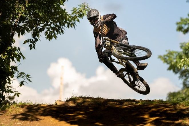 Mountainbiker stößt mit Jäger zusammen