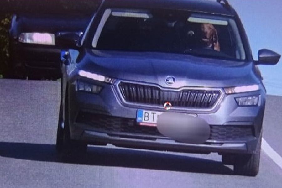 Keine Fotomontage! Deutlich ist der Hund auf dem Fahrersitz des Škoda zu sehen. (Foto: Polizei der Slowakischen Republik - Trnava-Region)