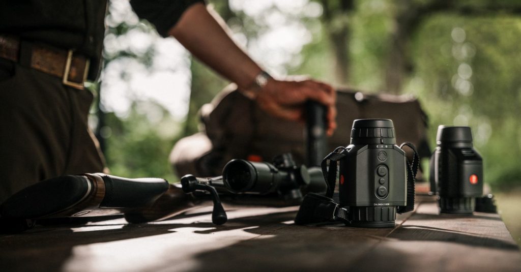 Gleich vier neue Wärmebildkameras umfasst die Leica Calonox 2 Serie, darunter zwei Vorsatzkameras (Calonox 2 Sight) und zwei Beobachtungskameras (Calonox 2 View) – jeweils mit und ohne Entfernungsmesser.