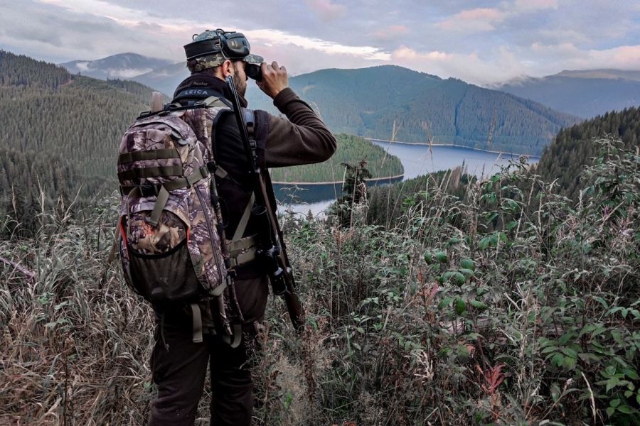 Auf der Jagd, sprich wie der Jäger hier, mit geschulterter Waffe, wäre das „Abglasen“ mit einem Wärmebildgerät in Dänemark verboten! (Beispielbild: K&K Premium Jagd)