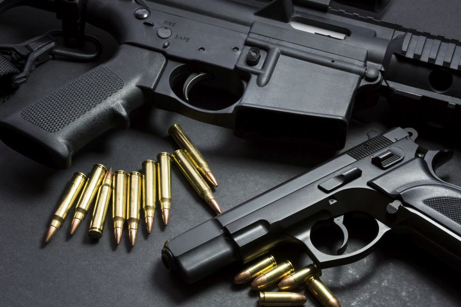 Waffen und Munition: Ein Gewehr AR15 sowie eine 9mm-Pistole jeweils mit Munition. (Symbolbild: iStock/MariuszBlach)