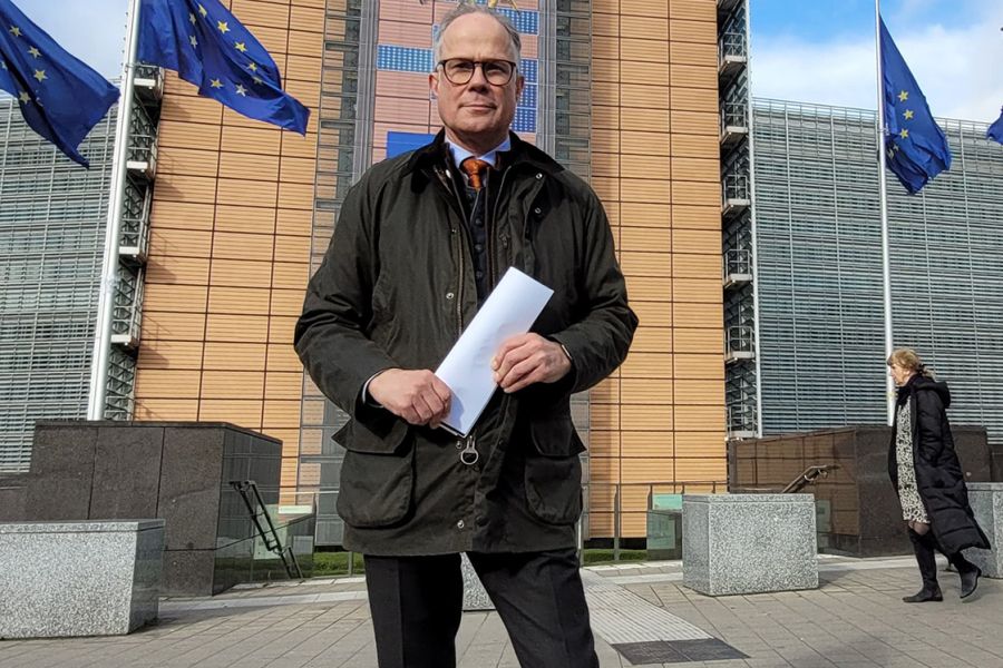 FACE-Präsident Torbjörn Larsson vor dem Berlaymont-Gebäude in Brüssel, dem Sitz der Europäischen Kommission. (Foto: FACE)