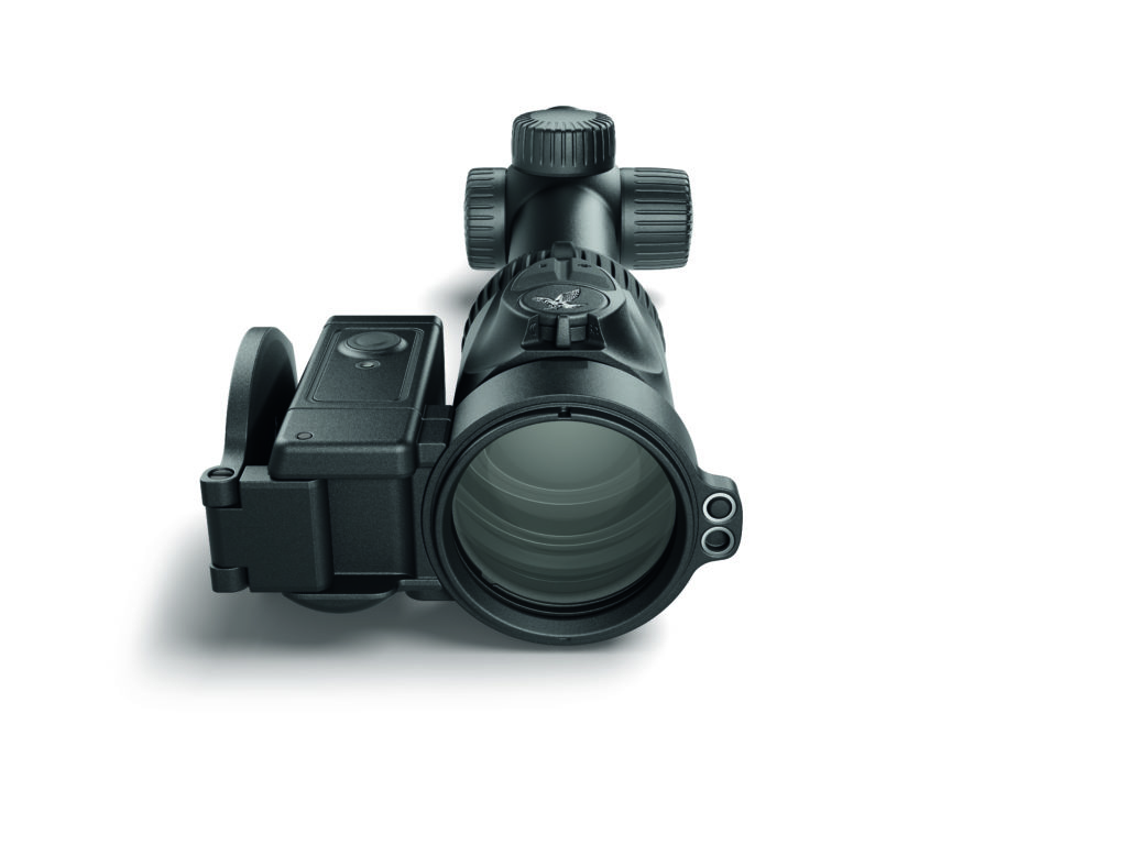 Je nach Wetter, Anschlagsposition, Atmung und Bekleidung kann das Beschlagen der Okularlinse am Zielfernrohr mehr oder weniger häufig und stark auftreten. Die Antibeschlaglinse AFL von SWAROVSKI OPTIK löst dieses Problem, indem die Okularlinse beheizt wird und dadurch klar bleibt.