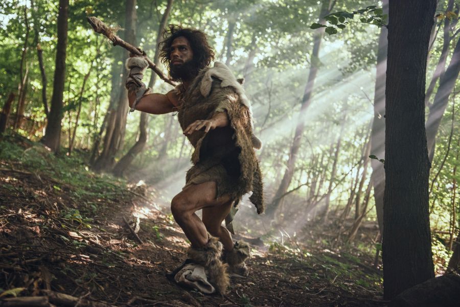 Ein steinzeitlicher Mensch mit einem Speer auf der Jagd. (Nachgestellte Szene: iStock/gorodenkoff)