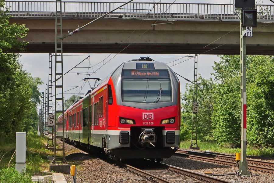 Ein Zug der Deutschen Bahn (DB). (Symbolbild: Erich Westendarp auf Pixabay)