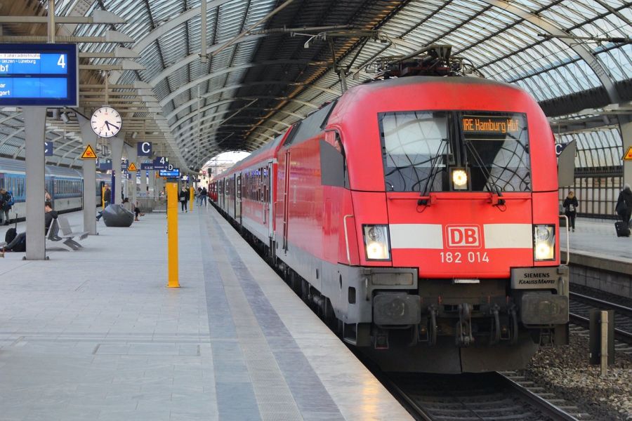 Ein Zug der Deutschen Bahn auf dem Weg nach Hamburg steht am Bahnhof Berlin-Spandau. (Symbolbild: Jonas auf Pixabay)