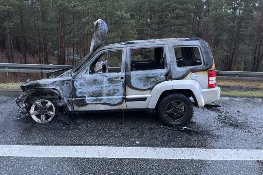 Der auf dem Seitenstreifen der BAB19 vollständig ausgebrannte Jeep. (Foto: Autobahnpolizei Linstow)