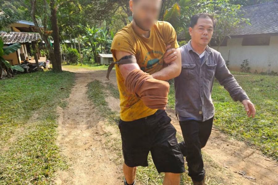 Der Schweizer, der von einem Thailänder geführt wird, kurz nach dem Unglück mit abgebundenem Arm. (Quelle: Facebook/ ข่าวช่องวัน)