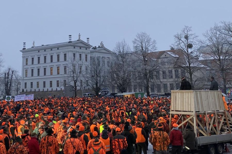 Über 1.500 Teilnehmerinnen und Teilnehmer versammelten sich am Mittwoch vor dem Schweriner Schloss, um ihren Anliegen Gehör zu verschaffen. (Foto: © LJV MV/Peters)