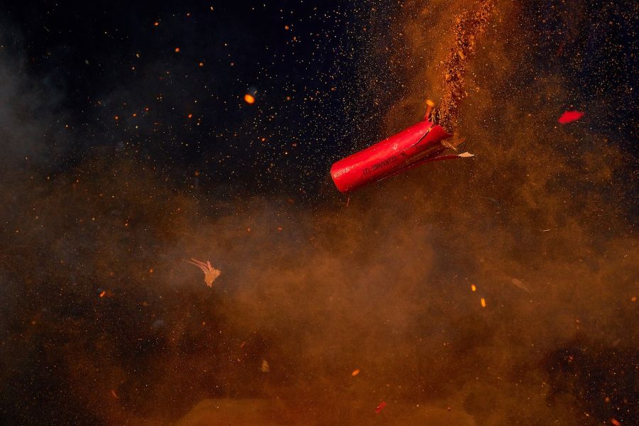 Ein explodierender Feuerwerkskörper. (Symbolbild: Till Frers auf Pixabay)