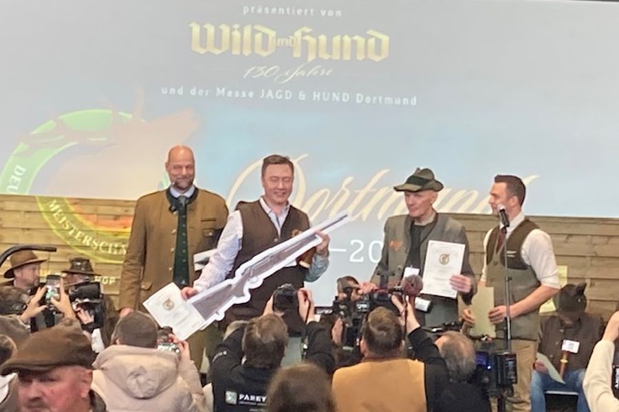 Die beiden Erstplatzierten der 25. Hirschrufer-Meisterschaft Fabian Menzel (1.Platz) 2. v.l. und Thomas Soltwedel (2.Platz), umrahmt von Heiko Hornung, Chefredakteuer der Wild&Hund links sowie Julian Wengenmayr, dem Geschäftsführer der J.P. Sauer & Sohn GmbH rechts. (Foto: mlz)