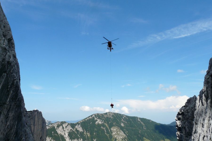 Ein Rettungshubschrauber bei einer Bergungsaktion im Gebirge. (Symbolbild: Hans auf Pixabay)