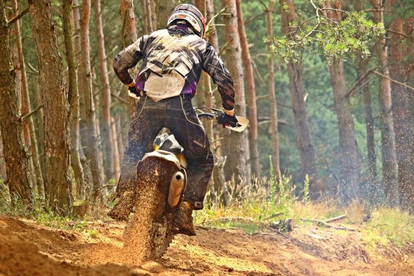 Unfallflucht im Wald bei Haiger: Motocross-Fahrer nach Kollision gesucht