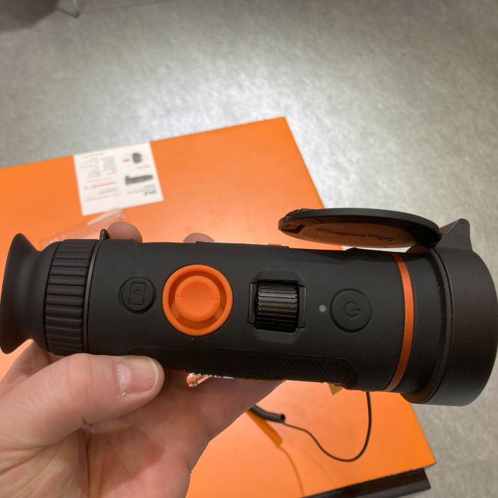 In der Seitenansicht lässt sich der Laser Entfernungsmesser (LRF) vorne am Gerät erkennen, der bei der Handhabung des Gerätes jedoch nicht störend ist. (Foto: mlz)