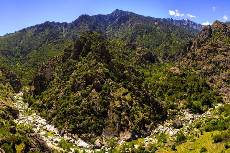 Impression von der Insel Korsika mit ihrer grünen und dennoch sehr schroffen Felslandschaft. (Symbolbild: xuuxuu auf Pixabay)