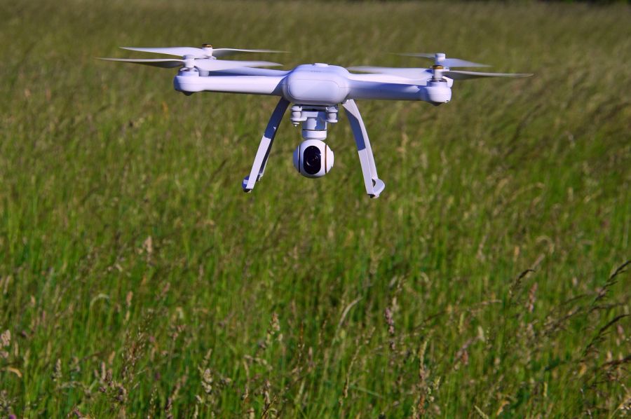 Eine Drohne, die über einer Grünfläche fliegt. (Symbolbild: Gábor Adonyi auf Pixabay)