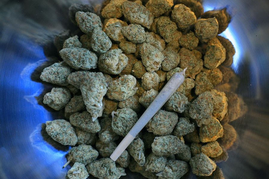 Eine Menge Cannabis und ein Joint. (Symbolbild: Sergei Tokmakov)