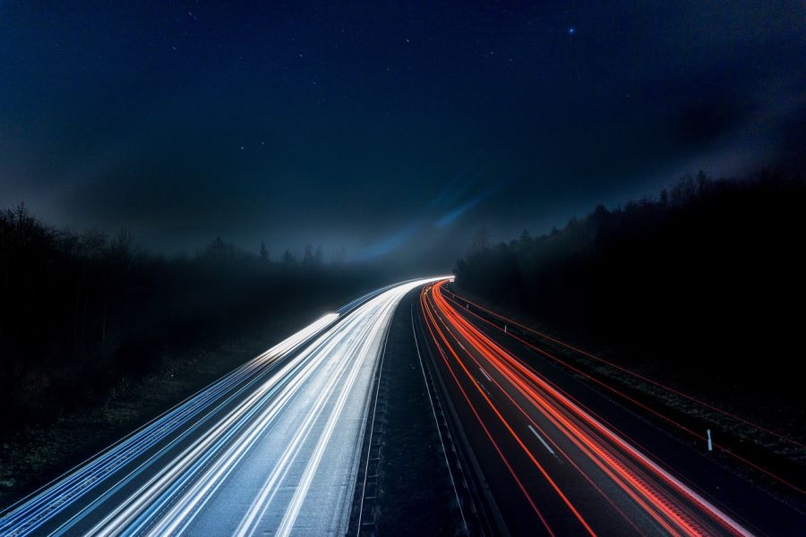 Eine Autobahn im Zeitraffer bei Nacht aufgenommen. (Symbolbild: Florian Kurz auf Pixabay)