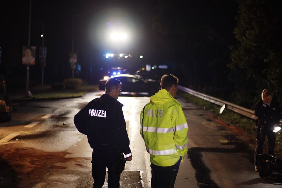 Polizisten während der Aufnahme eines Unfalls bei einem nächtlichen Einsatz. (Symbolbild: Tim Freitag auf Pixabay)