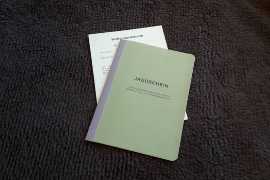 Jagdschein und Waffenbesitzkarte. (Symbolbild: mlz)